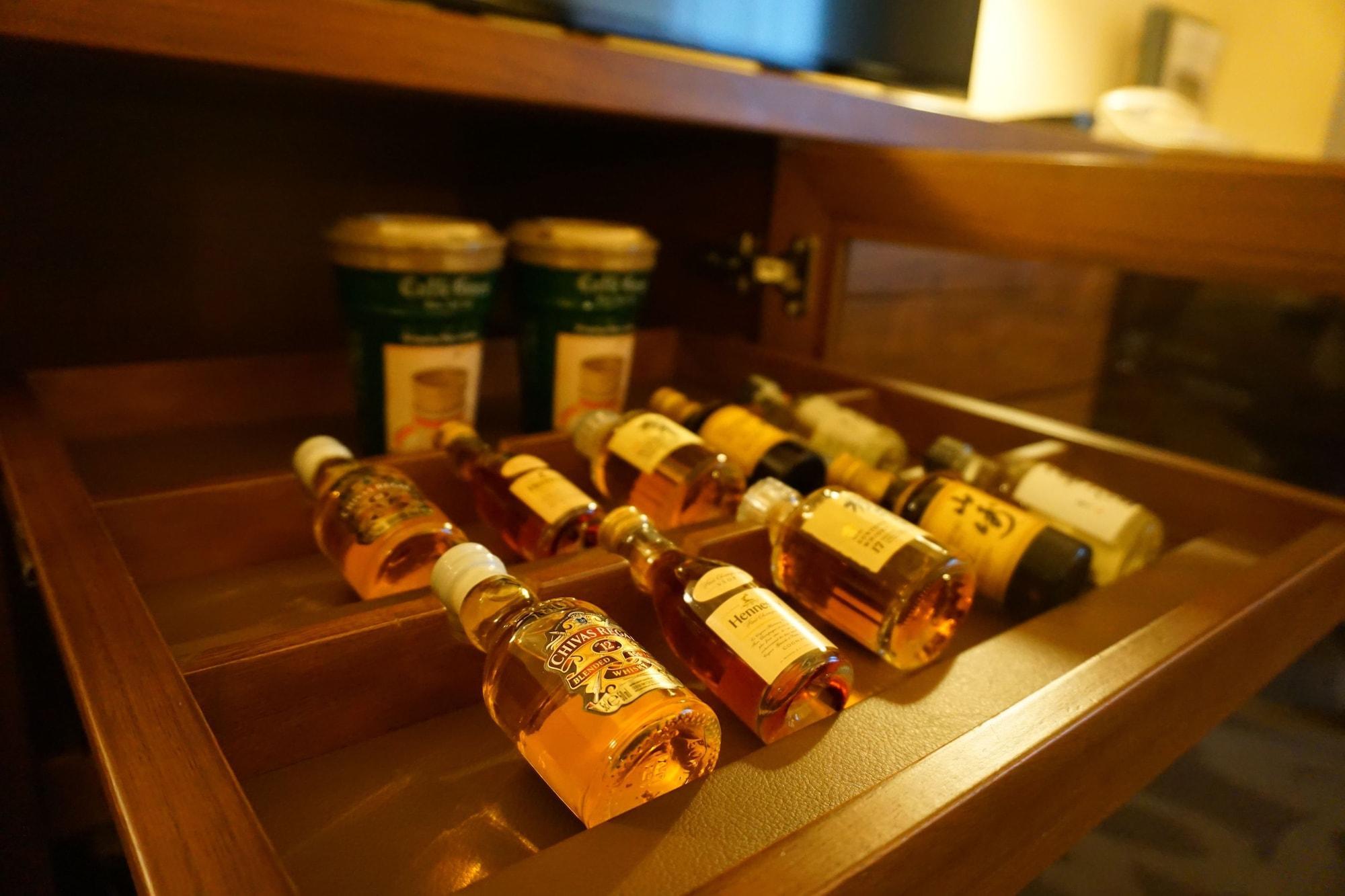 פוקואוקה Hotel Nikko Fukuoka מראה חיצוני תמונה A drawer filled with toiletries