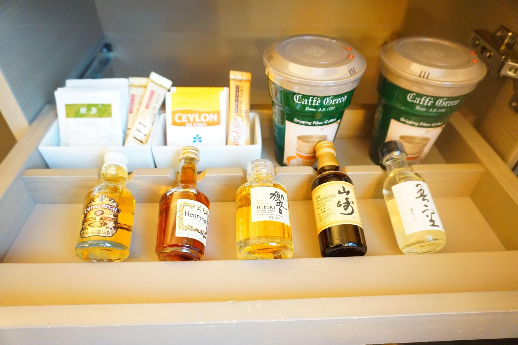 פוקואוקה Hotel Nikko Fukuoka מראה חיצוני תמונה A selection of Japanese alcoholic drinks