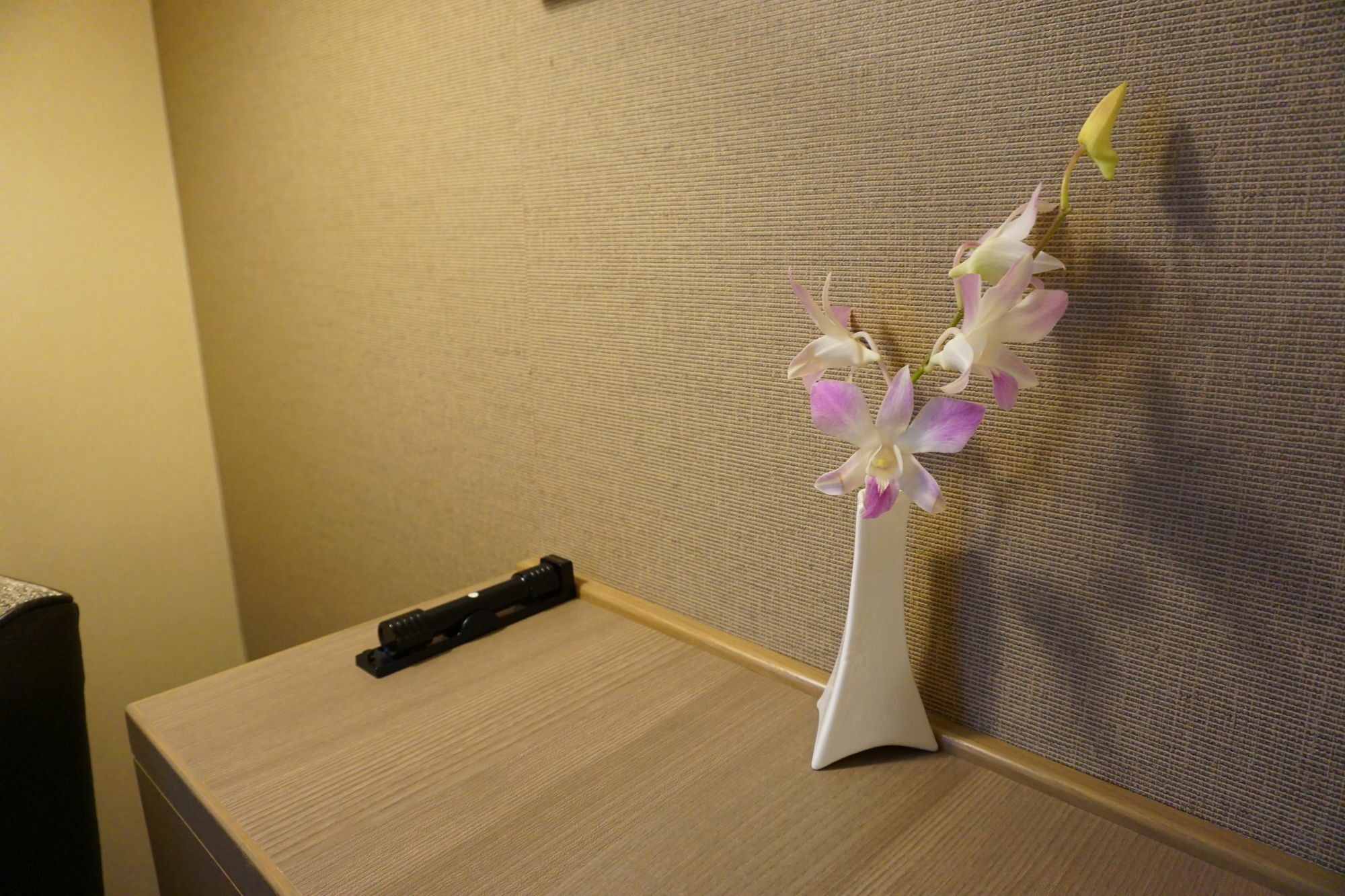 פוקואוקה Hotel Nikko Fukuoka מראה חיצוני תמונה A vase of flowers in a hotel room